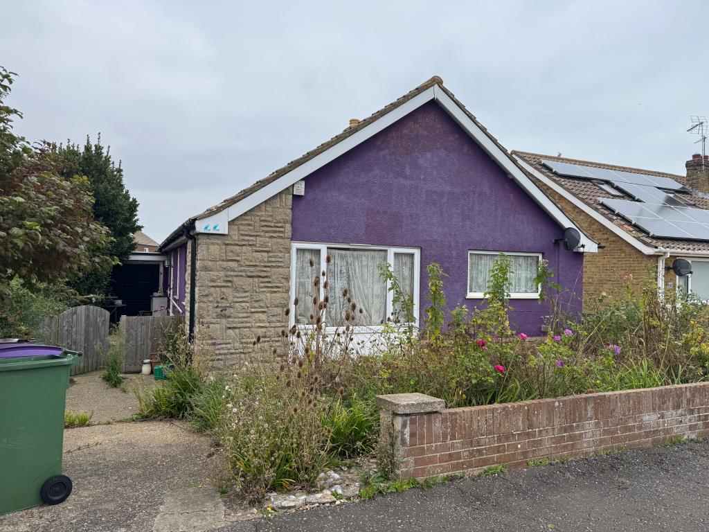 Lot: 137 - DETACHED BUNGALOW FOR IMPROVEMENT - Front of bungalow
